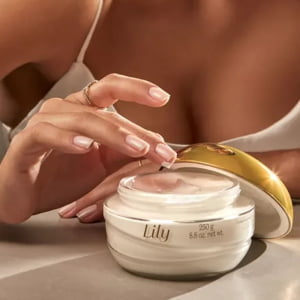 Lily Creme Acetinado Hidratante Desodorante Corporal Lily 250g